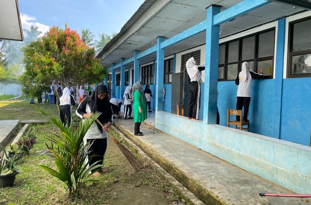 Kegiatan Selasa Bersih-bersih (Selasih) SMAN 15 Pandeglang