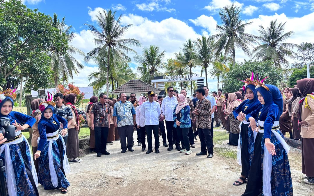 Gubernur Banten, Andra Soni mengunjungi SMAN 15 Pandeglang